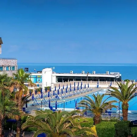 Grand Continental Hotel 4*
